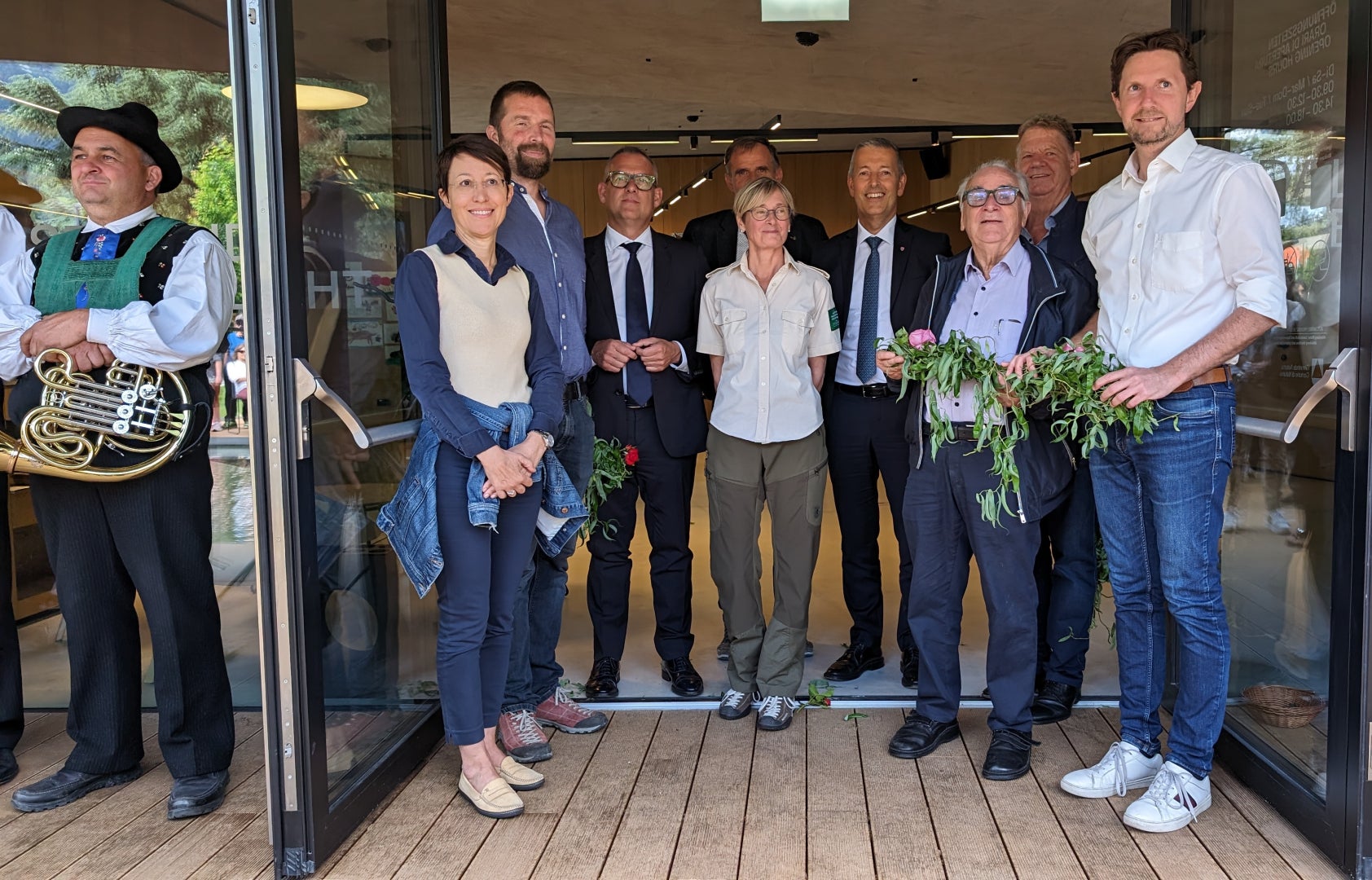 Freuen sich über das neue Naturparkhaus (v.r.): Bürgermeister Zeno Christanell, Altbürgermeister Heidegger (hinten), Altbürgermeister Weiss, Landesrat Peter Brunner, Naturparkhausleiterin Annamaria Gapp, Altlandesrat Richard Theiner (verdeckt), Landesrat Christian Bianchi, Michael Ganthaler und Abteilungsdirektorin Virna Bussadori. (Foto: LPA/Vera Brunetti)