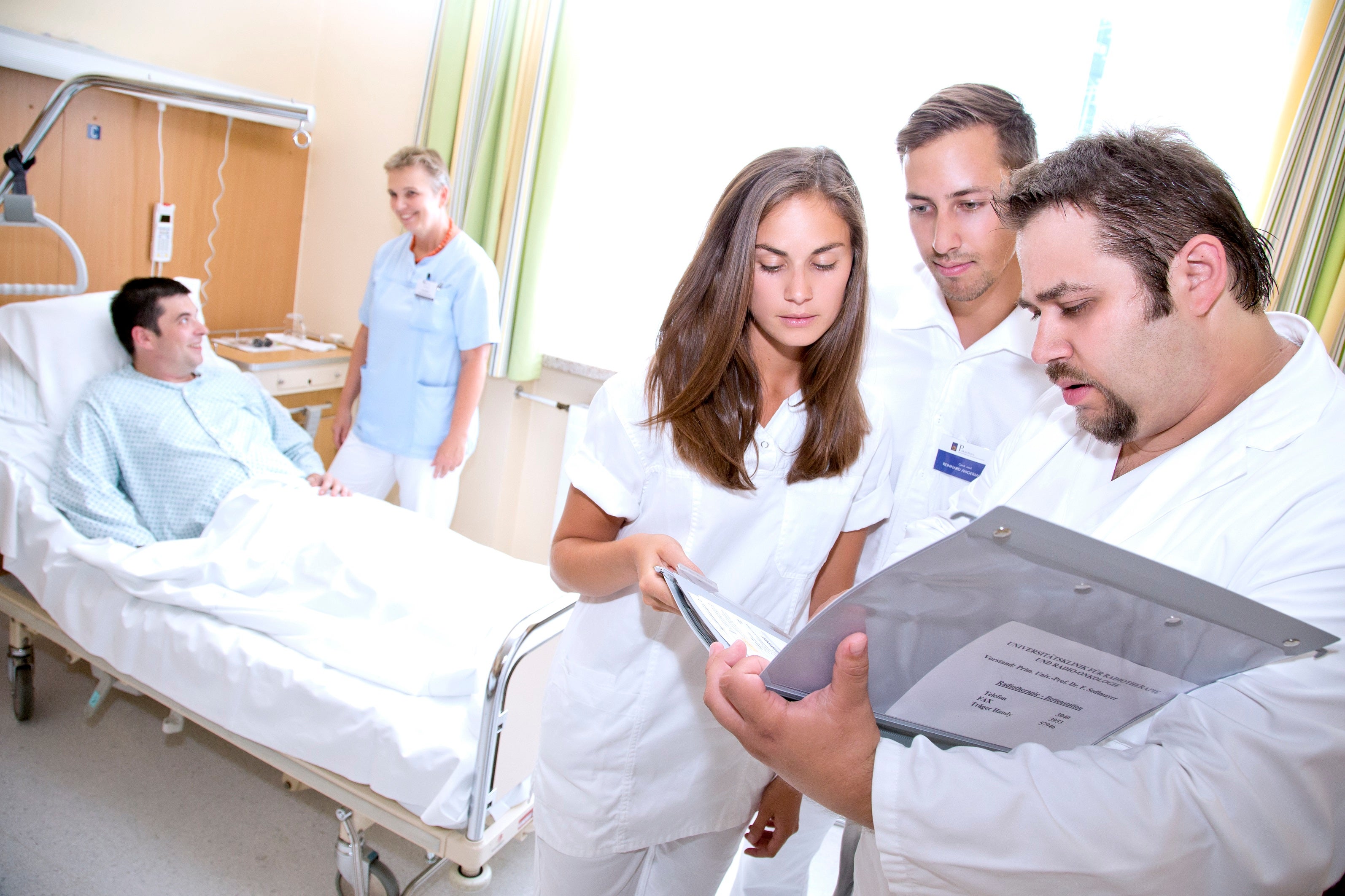 Medizinstudierende an der PMU Salzburg: Der nächste Infotag findet - in Präsenz und online - am Donnerstag, 31. März statt. (Foto: PMU Salzburg)