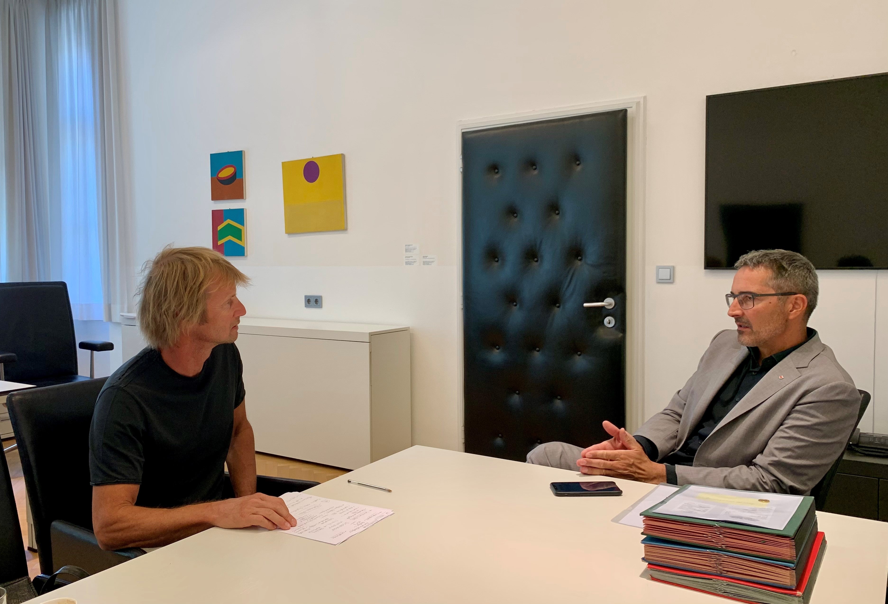 Von aufsuchender Arbeit in neuen Drogenszenen über Essstörungen, Suizid oder elterliche Kompetenzen: Koler (l.) berichtete LH Kompatscher über die Präventionsarbeit in verschiedenen Bereichen.(Foto: LPA)