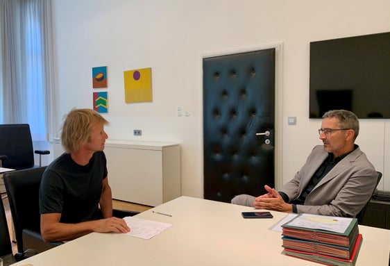 Von aufsuchender Arbeit in neuen Drogenszenen über Essstörungen, Suizid oder elterliche Kompetenzen: Koler (l.) berichtete LH Kompatscher über die Präventionsarbeit in verschiedenen Bereichen.(Foto: LPA)