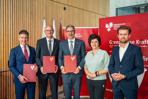 L'Euregio ribadisce il proprio sostegno al Tour of the Alps (da sinistra): il presidente di Euregio Connect Paolo Pozzi, il presidente dell'Euregio e capitano del Tirolo Anton Mattle, il presidente Arno Kompatscher (Provincia autonoma di Bolzano), l'amministratrice delegata di Tirol-Werbung Karin Seiler e il responsabile marketing di IDM Wolfgang Töchterle. (Foto: Land Tirol/Fitsch)
