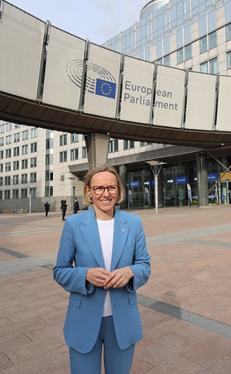 Europalandesrätin Magdalena Amhof vor dem EU-Parlament. (Foto: LPA/Ressort Europa, Arbeit und Personal)