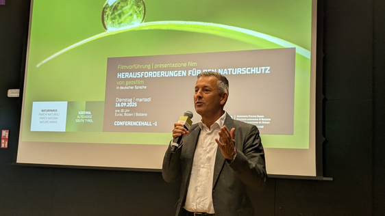 Der Schutz unserer Natur ist eine gemeinsame Verantwortung“, betonte der Landesrat für Umwelt-, Natur- und Klimaschutz Peter Brunner im Rahmen der Filmvorführung. Der Film zeigt eindrucksvoll, wie wichtig es ist, das Bewusstsein für Naturschutz zu schärfen. (Foto: LPA/Vera Brunetti)