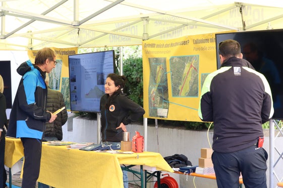 Der Direktor der Agentur für Bevölkerungsschutz Klaus Unterweger bei einem der drei Stände im Sinne des nationalen Projektes Io non rischio - Ich riskiere nicht, bei dem über die Gegebenheiten der jeweiligen Gemeinde informiert wird, in diesem Jahr in Neumarkt. (Foto: LPA/Maja Clara)