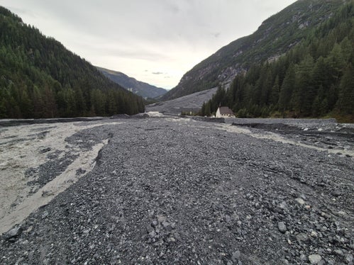 Situazione dopo la colata di fango nel Rio di Plaies e nel Rio Vedretta del Circo a Trafoi il 21 agosto; sulla destra, il santuario delle Tre Fontane Sacre. (Foto: USP/Ufficio Sistemazione bacini montani ovest dell'Agenzia per la Protezione civile)