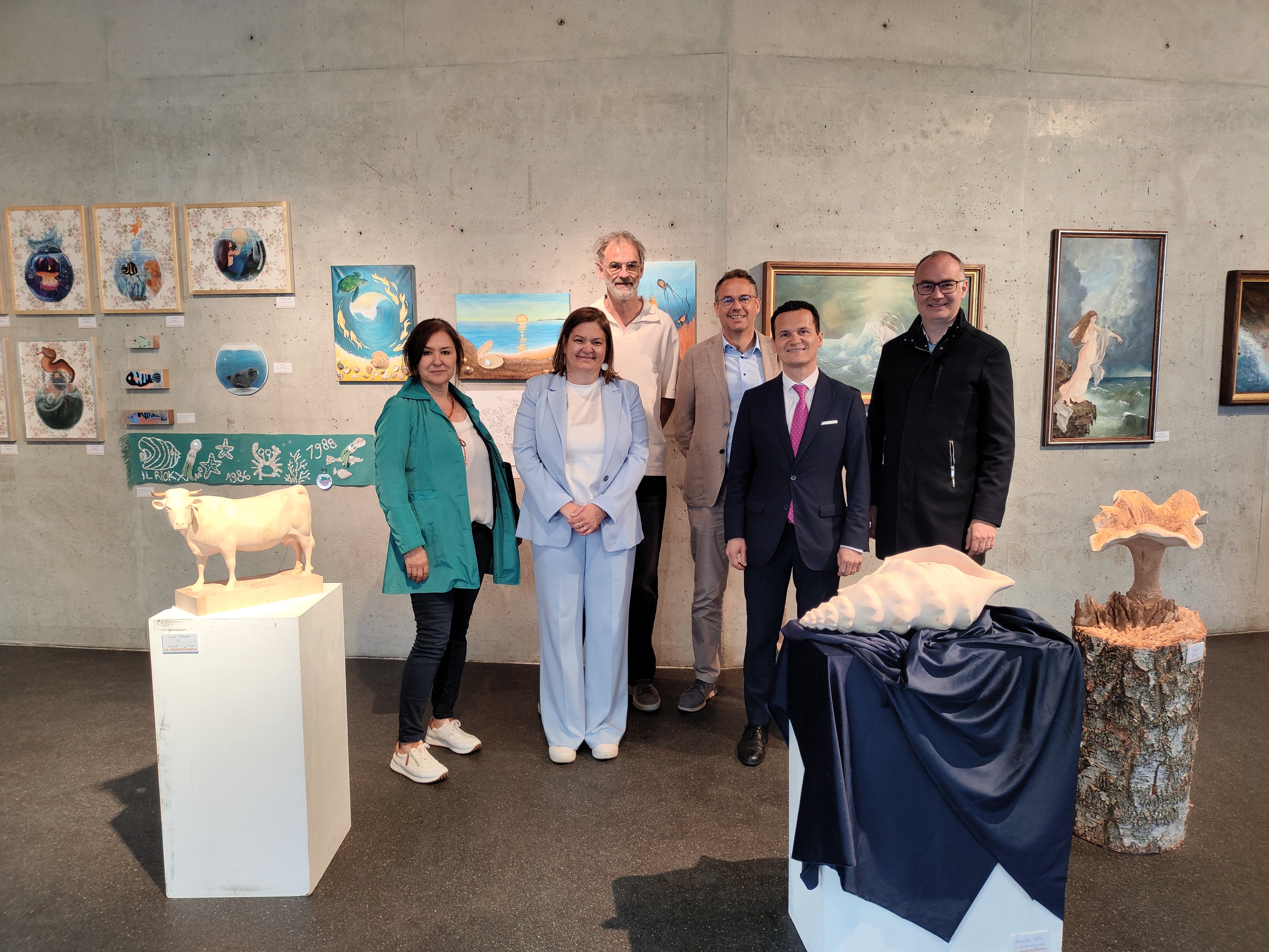 Mostra anuela (da man ciampa a man dërta): Claudia Rubatscher, Maria Teresa Mussner, Andreas Tomasini, Heinrich Videsott, André Comploi und Tobia Moroder. (Foto: USP/Intendënza y Cultura Ladina)