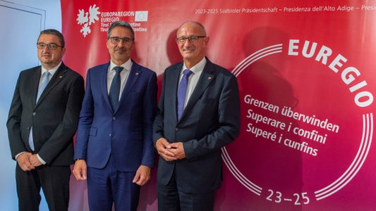 Grenzen überwinden ist das Motto der Südtiroler Euregio-Präsidentschaft ab Oktober 2023. Die drei Landeshauptleute stellten die Ziele bis 2025 vor: (v.l.) der amtierende Euregio-Präsident Maurizio Fugatti (Trentino), der künftige Präsident Arno Kompatscher (Südtirol) und Anton Mattle (Tirol). (Foto: LPA/Fabio Brucculeri) 