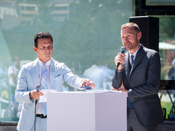 “Per una lingua minoritaria come il ladino è fondamentale sfruttare in modo coerente le opportunità offerte dalla digitalizzazione. Gli strumenti digitali – ad esempio nel campo della traduzione automatica o dell’elaborazione del linguaggio – contribuiscono a facilitare l’uso del ladino nella vita quotidiana e a rafforzarne in modo sostenibile la presenza nello spazio digitale”, ha sottolineato il direttore della Ripartizione Amministrazione scuola e cultura ladina&nbsp;Mathias Stuflesser&nbsp;(nella foto, accanto a lui, il direttore di Dipartimento André Comploi). Foto: (USP/Fabio Brucculeri)