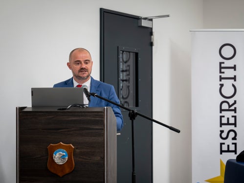 Il direttore del Dipartimento Opere pubbliche, Valorizzazione del patrimonio, Libro fondiario e Catasto della Provincia, Daniel Bedin, presenta gli interventi effettuati alla Caserma Lugramani. (Foto: USP/Fabio Brucculeri)