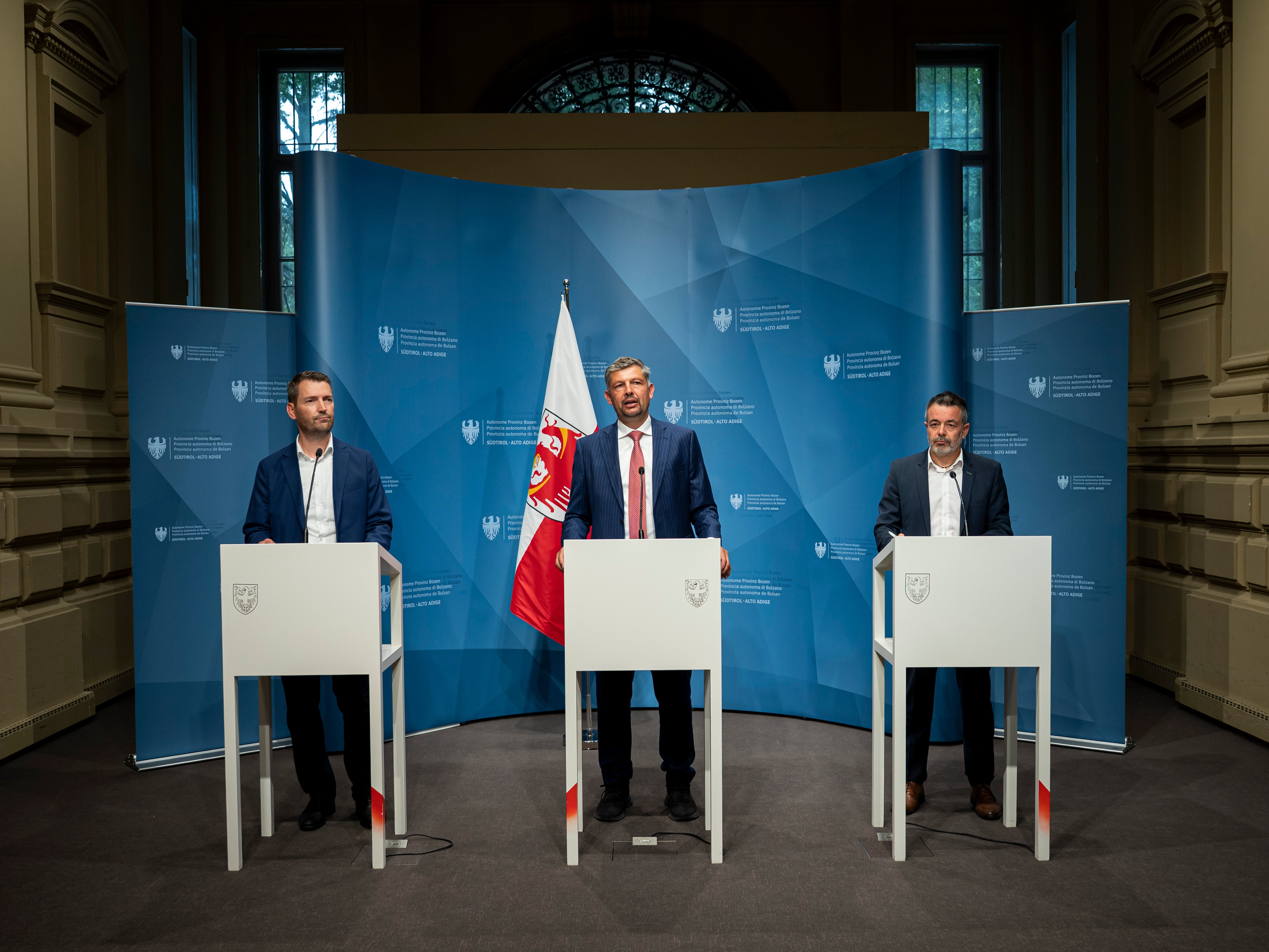 Nach der Sitzung der Landesregierung am 7. August hat der Landesrat für Infrastrukturen und Mobilität Daniel Alfreider (Bildmitte) gemeinsam mit dem Generaldirektor der STA, Joachim Dejaco (rechts) und Ressortdirektor Martin Vallazza, bei einer Pressekonferenz das Jahresprogramm der STA präsentiert. (Foto: LPA/Fabio Brucculeri)