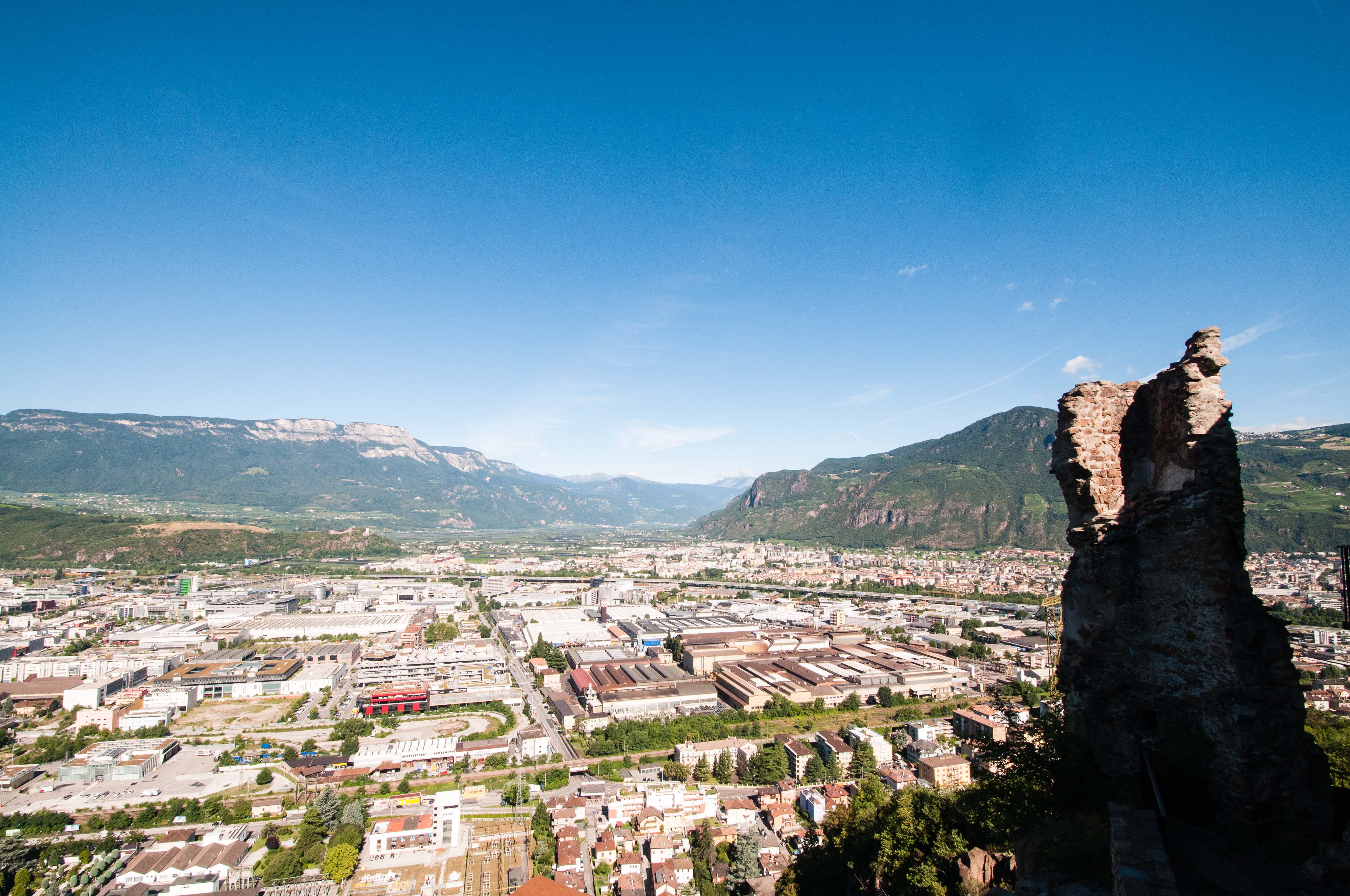 Die Gemeinden können künftig den Bau von Unterkünften für Studierende in&nbsp;Gewerbegebieten zulassen (im Bild die Gewerbezone Bozen Süd). Mit der Genehmigung der Musterverordnung hat die Landesregierung eine Voraussetzung dafür geschaffen. (Foto: LPA)