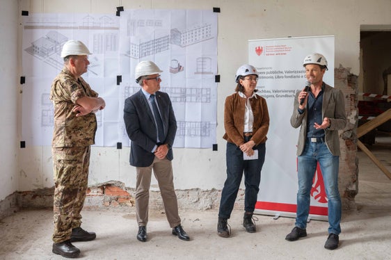 Con un intervento strategico da circa 30 milioni di euro, sarà realizzato il progetto di riqualificazione della caserma Vittorio Veneto di Bolzano, illustrato nel corso di una conferenza stampa in cantiere. Da sinistra a destra: il colonnello dell'Esercito Francesco Caridi, l'assessore provinciale alle Opere pubbliche Christian Bianchi, l’architetta Alessia Biotti e il direttore dei lavori, l’architetto Raimund Hofer. (Foto: USP/Greta Stuefer)

