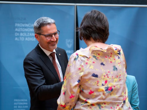 “Il loro lavoro contribuisce a migliorare la vita dei cittadini della nostra provincia, a rafforzare l'Autonomia e la fiducia nella nostra amministrazione”, ha detto il presidente Arno Kompatscher durante il saluto ai nuovi dipendenti. (Foto: ASP/Fabio Brucculeri)