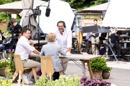 Riprese di 2 in Tirol: (da sinistra) la coppia di conduttori Sigi Fink e Kristina Sprenger a colloquio con il regista Titus Hollweg (Foto: ORF)