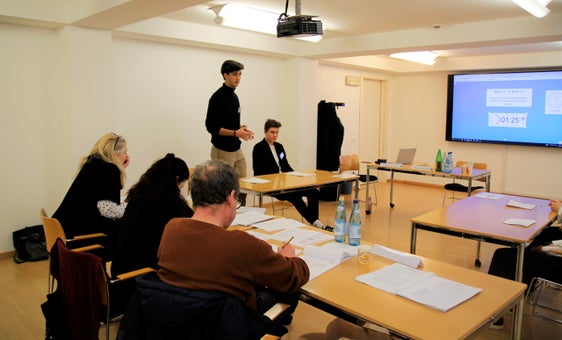 Beim heutigen Englisch-Redewettbewerb an der Deutschen Bildungsdirektion standen Themen wie Klimawandel, Künstliche Intelligenz und vieles mehr auf dem Programm. (Foto: LPA/Bildungsdirektion)