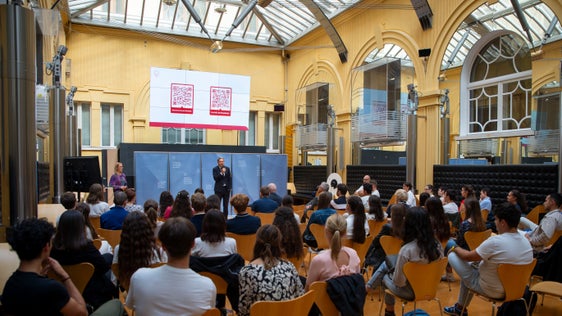 Wir möchten euch alle wiedersehen, sagte Landeshauptmann Kompatscher und wünschte sich, dass viele Praktikantinnen und Praktikanten irgendwann in der Landesverwaltung arbeiten. (Foto: LPA/Fabio Brucculeri)