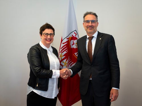 La stretta di mano tra la presidente del Comitato provinciale per le comunicazioni, Judith Gögele, e il presidente della Provincia autonoma di Bolzano, Arno Kompatscher. (Foto: ASP/Fabio Brucculeri)