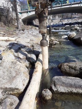 Die Wildbachverbauung hat die Sohlpflasterung in der Passer im Bereich der Theaterbrücke in Meran saniert. (Foto: LPA/Landesamt für Wildbach- und Lawinenverbauung West)