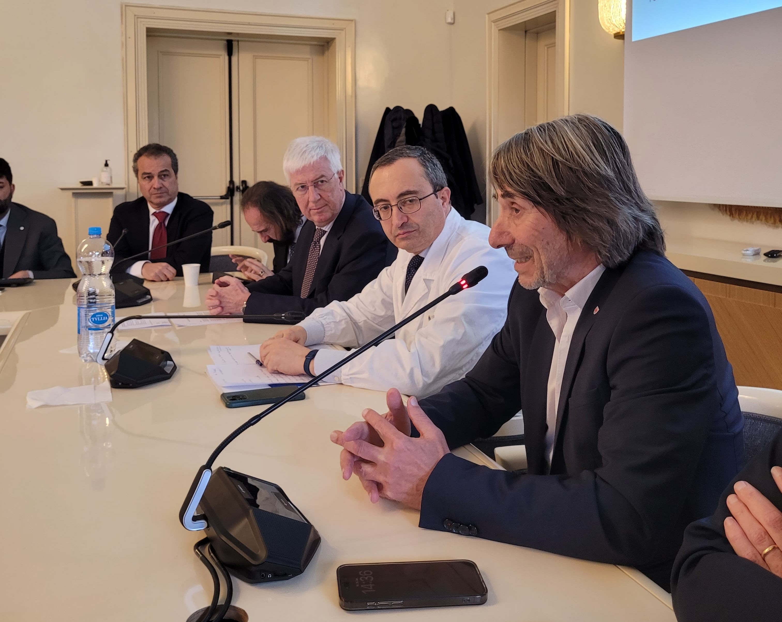 Lorenzo Cecchi, Direktor des Sitzes Rom der Cattolica, Antonio Gasparini, Leiter des IRCCS, Paolo Nusiner, Generaldirektor der Cattolica, Alessandro Gambato, Dekan der Medizinfakultät und Gesundheitslandesrat Hubert Messner in Rom bei den Gesprächen zum Ausbau der Zusammenarbeit für die Ausbildung der Medizinerinnen und Mediziner in Südtirol. (Foto: LPA/Michael Mayr)