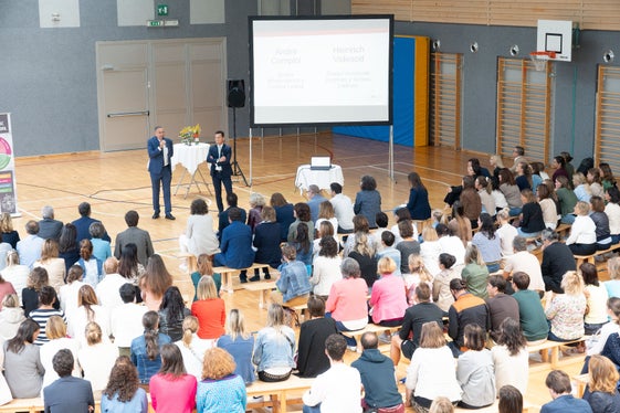 In occasione del tradizionale incontro annuale Di dla scola ladina, tenutosi a La Ila/La Villa il 29 agosto, gli insegnanti e il personale educativo di tutte le scuole ladine, dalle scuole dell'infanzia alle superiori, hanno dialogato e scambiato esperienze. (Foto: USP/Area pedagogica/Bruno Ferdigg)
