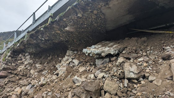 Die Geologen des Landesamtes für Geologie und Baustoffprüfung waren gestern landesweit im Einsatz, das Bild entstand bei der Hangrutschung an der Ackpfeifstraße in Niederlana (Foto: LPA/Landesamt für Geologie und Baustoffprüfung)