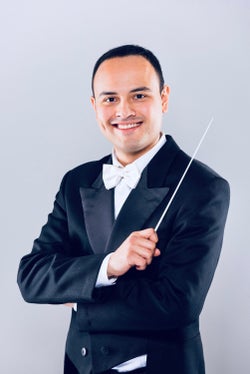 Der 1988 in Medellín in Kolumbien geborene Edwin Cáceres ist selber Violinist und seit seiner Neugründung im Jahr 2024 Dirigent des Landesjugendorchesters Südtirol, das am Samstag im Kursaal in Meran und am Sonntag im Grand Hotel in Toblach zu hören sein wird. (Foto: LPA/Landesdirektion Deutsche und ladinische Musikschule/Simon Kupferschmied)