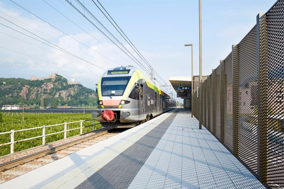 Wegen der steigenden Zahlen von Quarantänen und der restriktiveren Maßnahmen für den öffentlichen Nahverkehr rechnen die Betreiber der Linien mit möglichen Ausfällen bei Bus und Bahn (im Bild der Bahnhof Kaiserau in Bozen) ab 10. Jänner. (Foto: LPA)