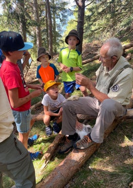 Gilbert Holzmann, guida escursionistica di lunga data nel Parco Naturale Vedrette di Ries-Aurina, è felice di trasmettere le sue conoscenze ai giovani. (Foto: Ufficio/Annamaria Gapp)