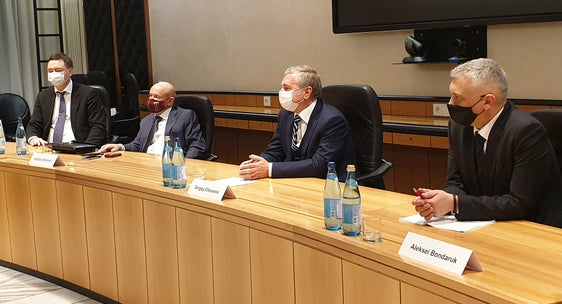 Die russische Delegation unter der Leitung von Minister Cheremin (2.v.r.) mit Vizeminister Aleksei Bondaruk (1.v.r.), dem Präsidenten der Handels- und Industriekammer Moskau Vladimir Platonov und Mitarbeiter Konstantin Krochin (2.und 1. v.l.). (Foto: LPA/Anna Pitarelli)