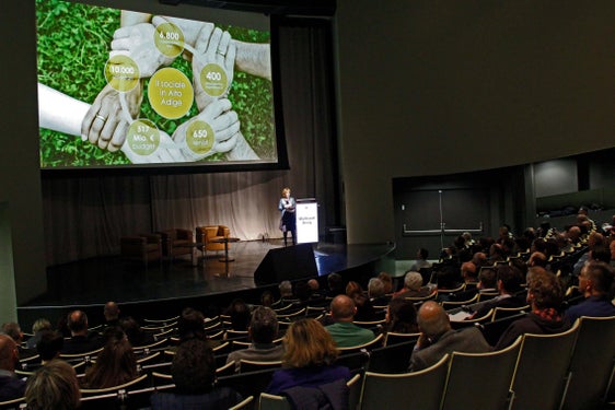 Il nuovo Piano sociale provinciale è stato sviluppato in un processo partecipativo (nella foto: l'assessora provinciale Waltraud Deeg all'evento di avvio del gennaio 2020), e ora la bozza è stata approvata dalla Consulta per il sociale (Foto: LPA)