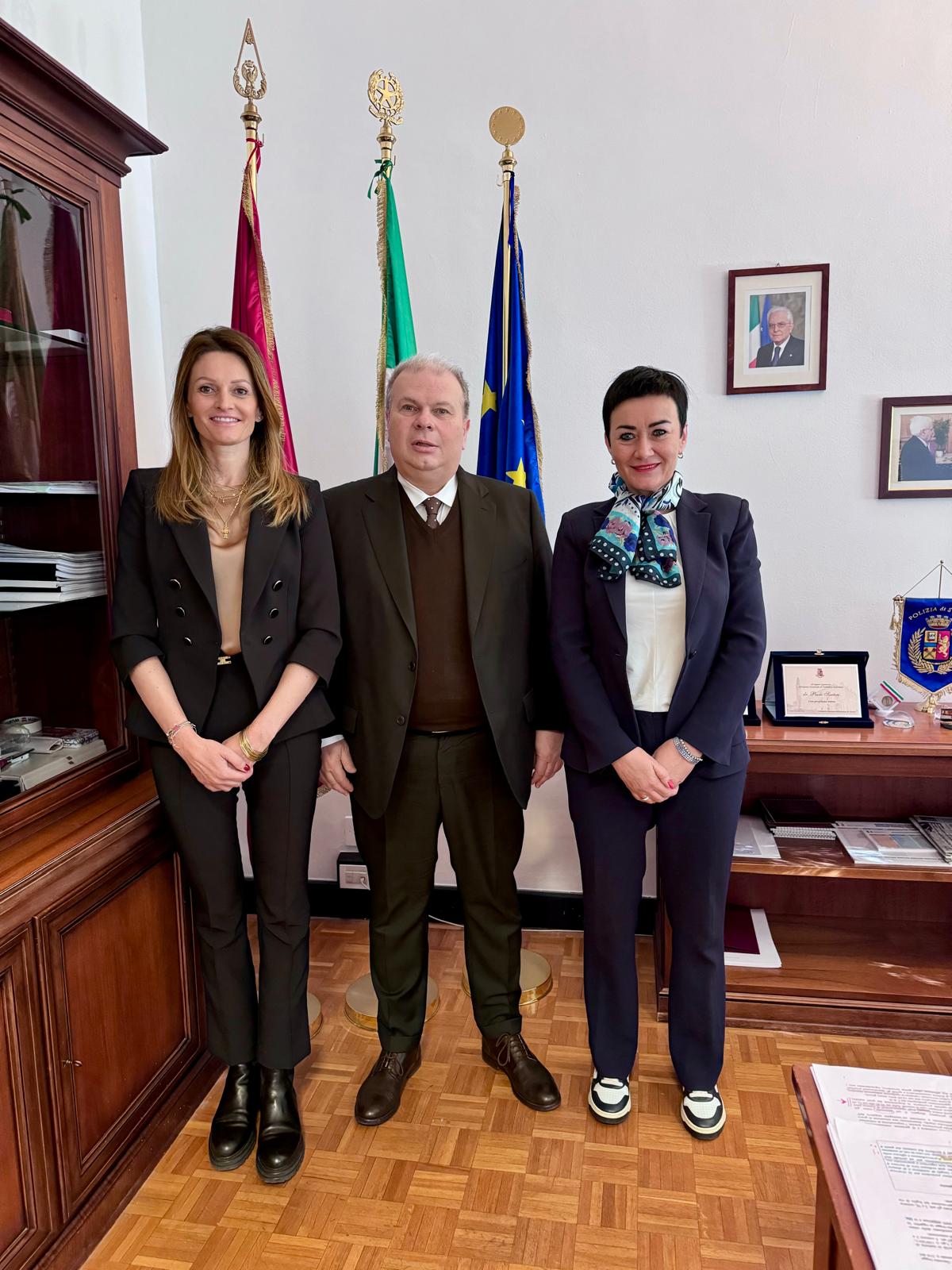 Maggiore sicurezza nei complessi residenziali, controlli più severi e interventi più celeri. Questi i punti principali che l’assessora Ulli Mair (nella foto la prima da destra) e la presidente dell'Ipes Francesca Tosolini hanno concordato con il questore di Bolzano Paolo Sartori. (Foto: ASP)