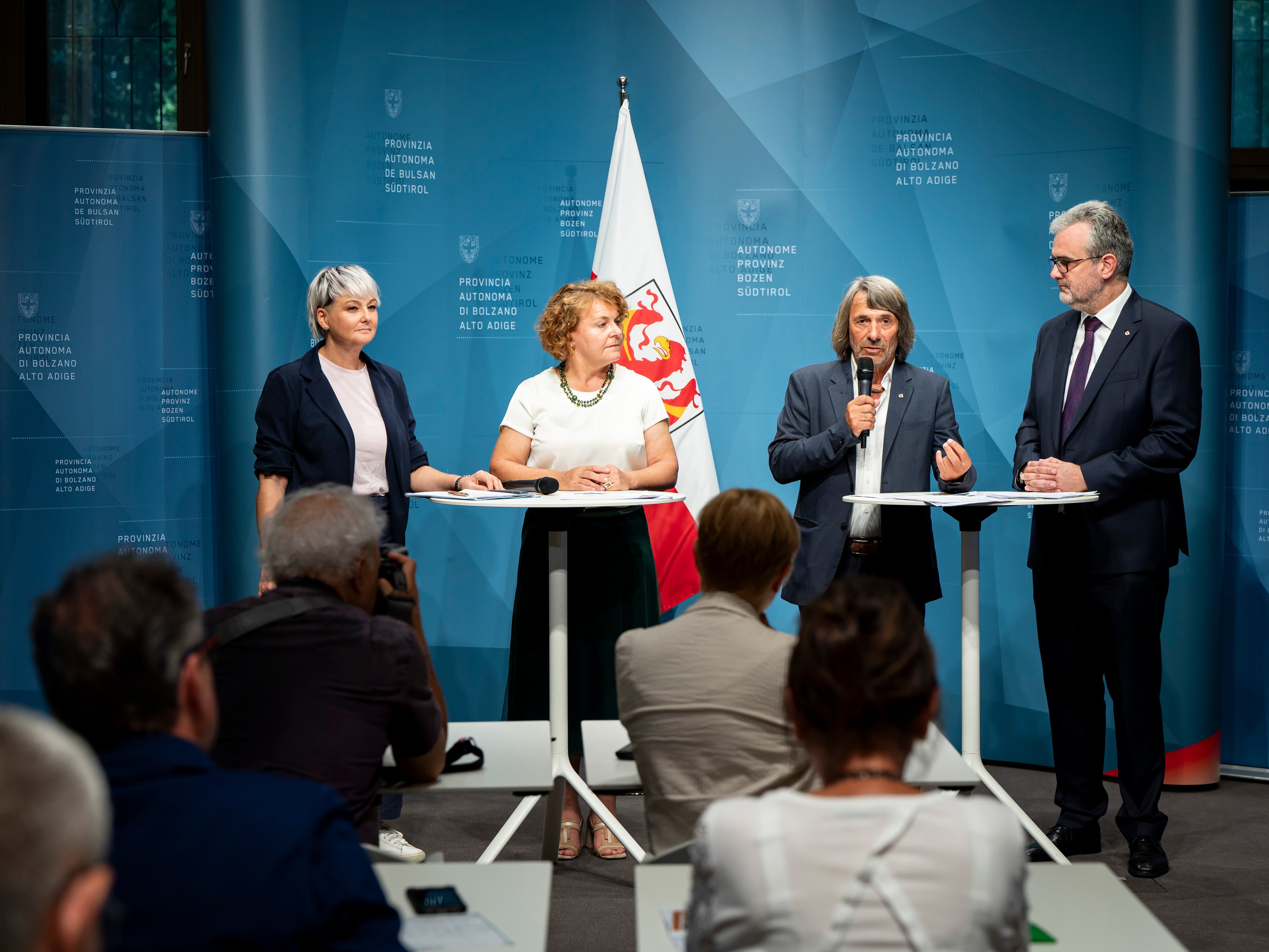 Gemeinsamer Einsatz um dem demografischen Wandel zu begegnen: (v.l.) Ressortdirektorin Michela Morandini, Landesrätin Rosmarie Pamer, Landesrat Hubert Messner, Ressortdirektor Michael Mayr. (Foto: LPA/Fabio Brucculeri)