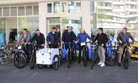 Cerimonia e giro di prova durante l'odierna inaugurazione della stazione per biciclette di Bolzano. Nella foto (da sinistra) Massimiliano Valle, Luis Walcher, Daniel Alfreider, Luigi Scolari, Mauro Fattor, Joachim Dejaco e Martin Fill. (Foto: ASP/Patrick Thaler)