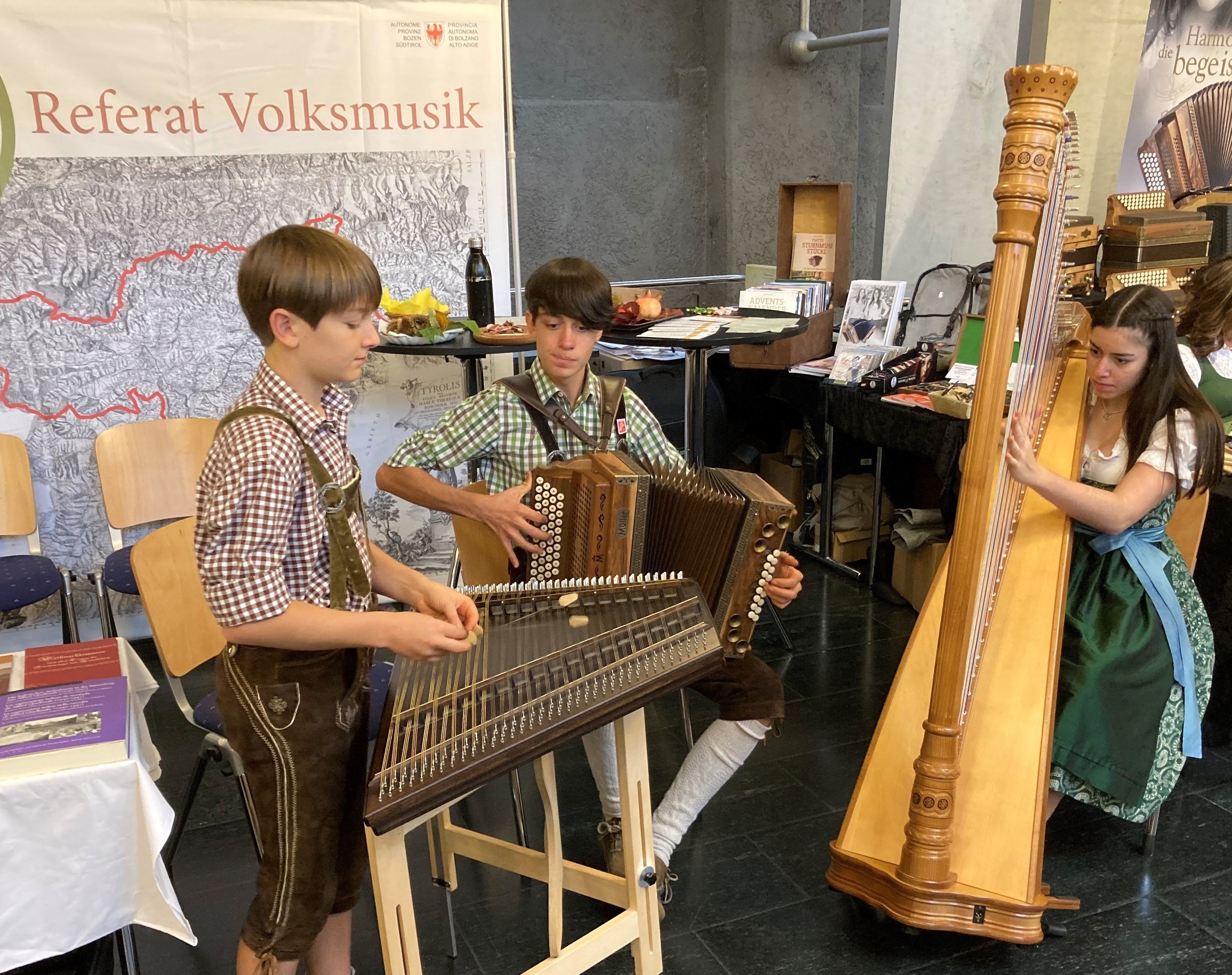 Die Tuftwegmusi (Hannes, Lukas und Lea Niederfriniger) hat neben ihren Auftritten beim Wettbewerb und in Innsbrucks Innenstadt auch Zeit gefunden, am Infostand des Referates Volksmusik aufzuspielen. (Foto: Referat Volksmusik)