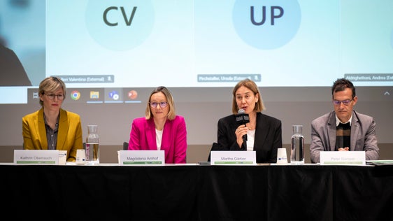 Mitten in der Umsetzung befindet sich das Programm 2021 bis 2027 des Europäischen Fonds für regionale Entwicklung (EFRE). Am 9. April wurde im Rahmen des Begleitausschusses Bilanz gezogen. Im Bild (von links): EFRE-Programm-Koordinatorin Kathrin Oberrauch, Europalandesrätin Magdalena Amhof,  Europa-Abteilungsdirektorin Martha Gärber und der stellvertretende Abteilungsleiter sowie Direktor des Amtes für europäische Integration Peter Paul Gamper. (Foto: LPA/Fabio Brucculeri)

