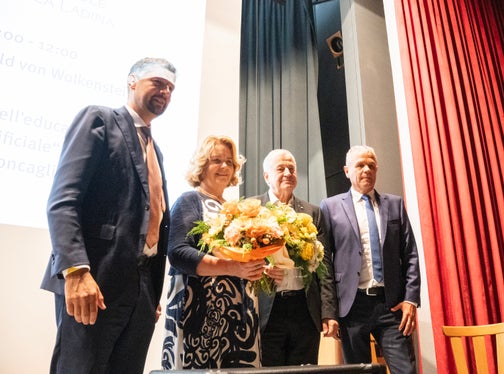 Verabschiedeten Bildungsdirektorin Edith Ploner (2.v.l.) in den Ruhestand: Landesrat Alfreider (von links), Alt-Landesrat Florian Mussner und der Inspektor für die ladinischen Schulen Albert Videsott. (Foto: LPA/Ladinische Bildungsdirektion)