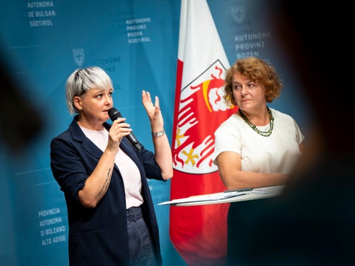 La direttrice del Dipartimento Coesione sociale, Famiglia e Volontariato, Michela Morandini (nella foto a sinistra) e l'assessora provinciale Rosmarie Pamer. (Foto: USP/Fabio Brucculeri)