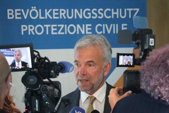 Angesichts der steigenden Anzahl an Naturereignissen werden wir auch die Maßnahmen zum Schutz der Bevölkerung hochfahren: Bevölkerungsschutzlandesrat Arnold Schuler bei der Vorstellung des Landeszivilschutzplans (Foto: LPA/Maja Clara)