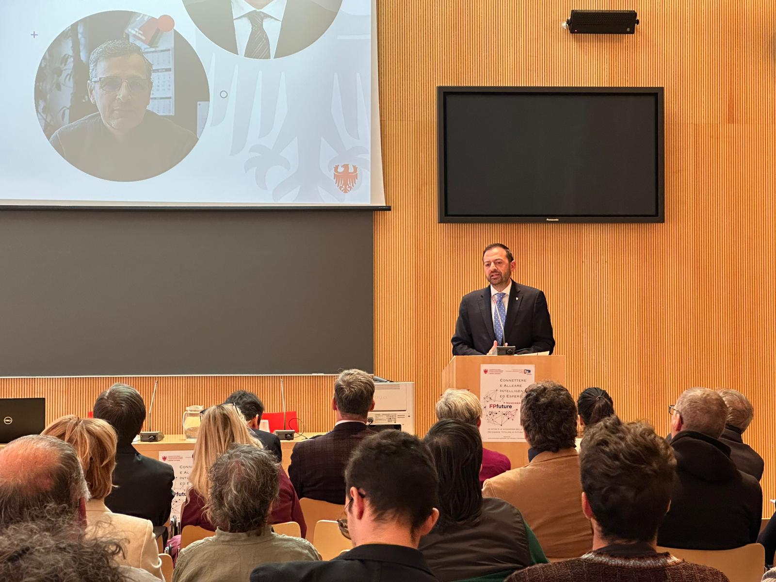  “La Formazione professionale può essere un punto di riferimento per la capacità di creare e mantenere rapporti con aziende, associazioni e professionisti. Lo ha sottolineato il vicepresidente Marco Galateo (nella foto) nel corso del convegno dedicato al futuro della Formazione professionale nel mondo scolastico. (Foto: USP)