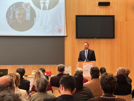  “La Formazione professionale può essere un punto di riferimento per la capacità di creare e mantenere rapporti con aziende, associazioni e professionisti". Lo ha sottolineato il vicepresidente Marco Galateo (nella foto) nel corso del convegno dedicato al futuro della Formazione professionale nel mondo scolastico. (Foto: USP)