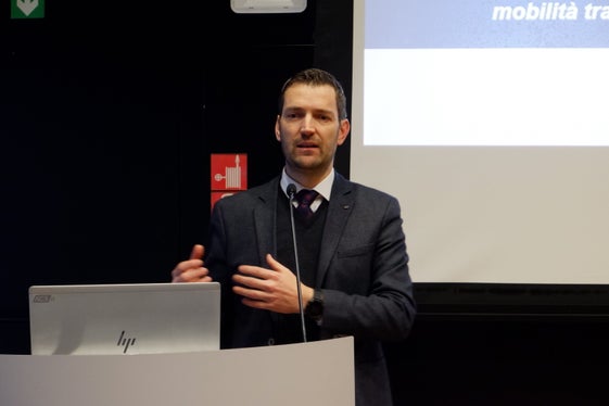 La mobilità del futuro sarà sempre più completa, interconnessa e intermodale, ha dichiarato il direttore del Dipartimento Mobilità Martin Vallazza alla conferenza “La mobilità sostenibile parte dal tuo Comune!”. (Foto: ASP/Elisa Zambiasi)