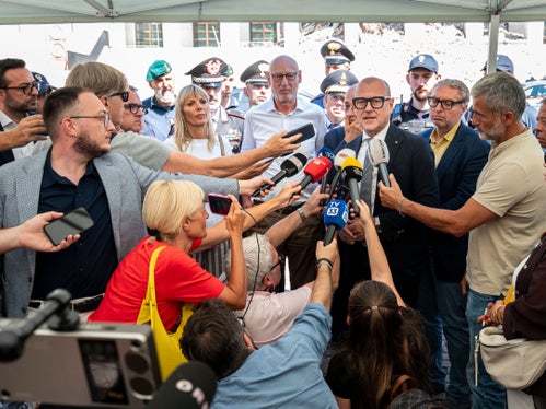 Il sindaco di Bolzano, Claudio Corrarati, ha sottolineato: “La città è scossa per quanto è accaduto ma è vicina alla Giustizia e ci stringiamo attorno alla presidente del Tribunale, al procuratore generale e a tutti i dipendenti. (Foto: USP/Fabio Brucculeri)