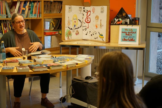 Die Schriftstellerin Antje Babendererde bei einer Lesung im Rahmen der Autorenbegegnungen im Frühjahr 2023 (Foto: LPA/Daniela Huebser)