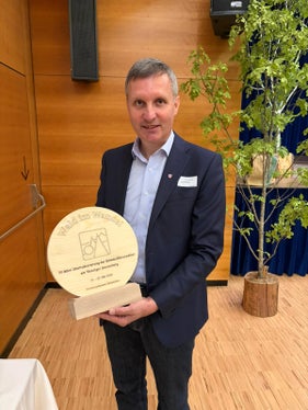 Das bereits vor rund 30 Jahren initiierte Projekt zur schrittweisen Umwandlung der Schwarzföhrenbestände in standortgerechte Laubmischwälder ist Vorbild und Auftrag zugleich für eine nachhaltige, zukunftsorientierte Waldentwicklung, unterstrich Forstwirtschaftslandesrat Luis Walcher: Damit stärken wir langfristig die Schutzfunktion, Stabilität und ökologische Vielfalt unserer Wälder. (Foto: LPA/Tobias Erschbamer)