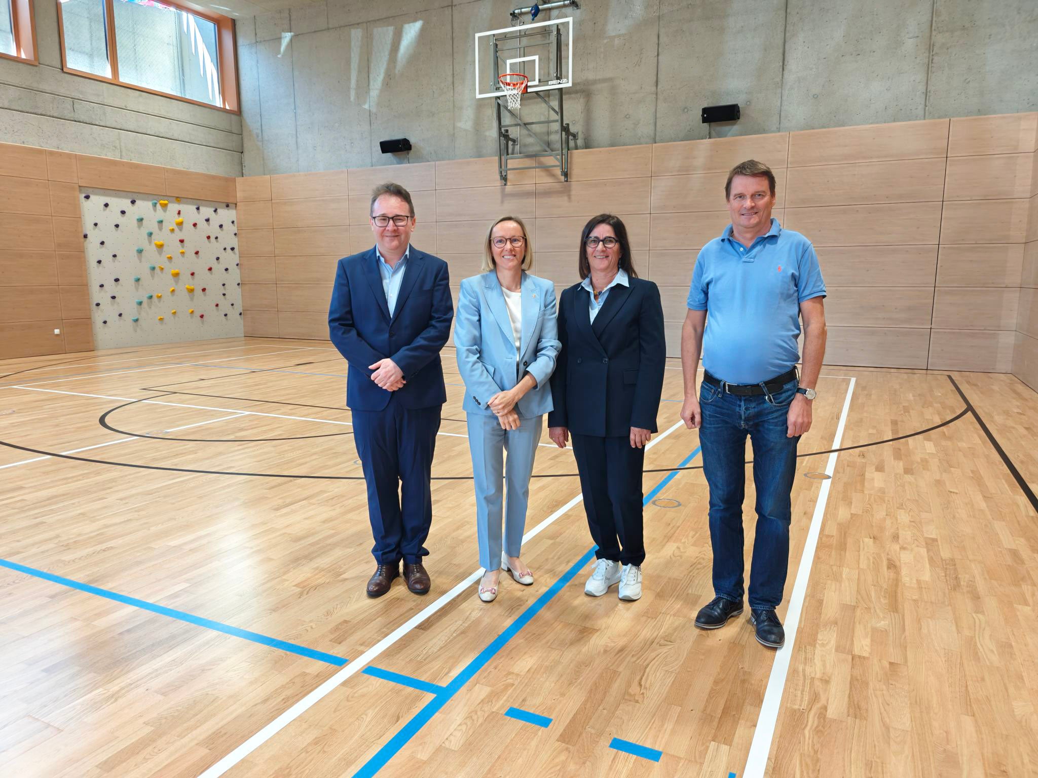 Der Direktor der Grundschule Steinegg (im Bild von links) Ivan Stuppner, Europa-Landesrätin Magdalena Amhof, Gemeindereferentin Maria Luise Lantschner und Gemeindesekretär Martin Oberhofer bei der Besichtigung der neuen Doppelturnhalle, die für den Schulbetrieb und die gesamte Gemeinschaft eine große Aufwertung darstellt. (Foto: LPA/Ursula Pirchstaller)