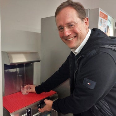 L'assessore Bessone mentre prova il nuovo erogatore automatico. L'acqua può essere naturale, frizzate e fredda (Foto: ASP/Igor Cocca)