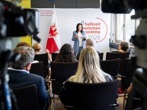 #halbzeit-Pressekonferenz von Landesrätin Ulli Mair im Ressort für Wohnbau, Sicherheit und Gewaltprävention&nbsp;im Landhaus 3a: Hier in diesem Saal fallen die im Rahmen meiner Zuständigkeiten zentralen Entscheidungen.&nbsp;Für mich steht dieser Ort für das konsequente Arbeiten, das mir vom ersten Tag der Legislatur an wichtig war, betonte Mair. (Foto: LPA/Fabio Brucculeri)