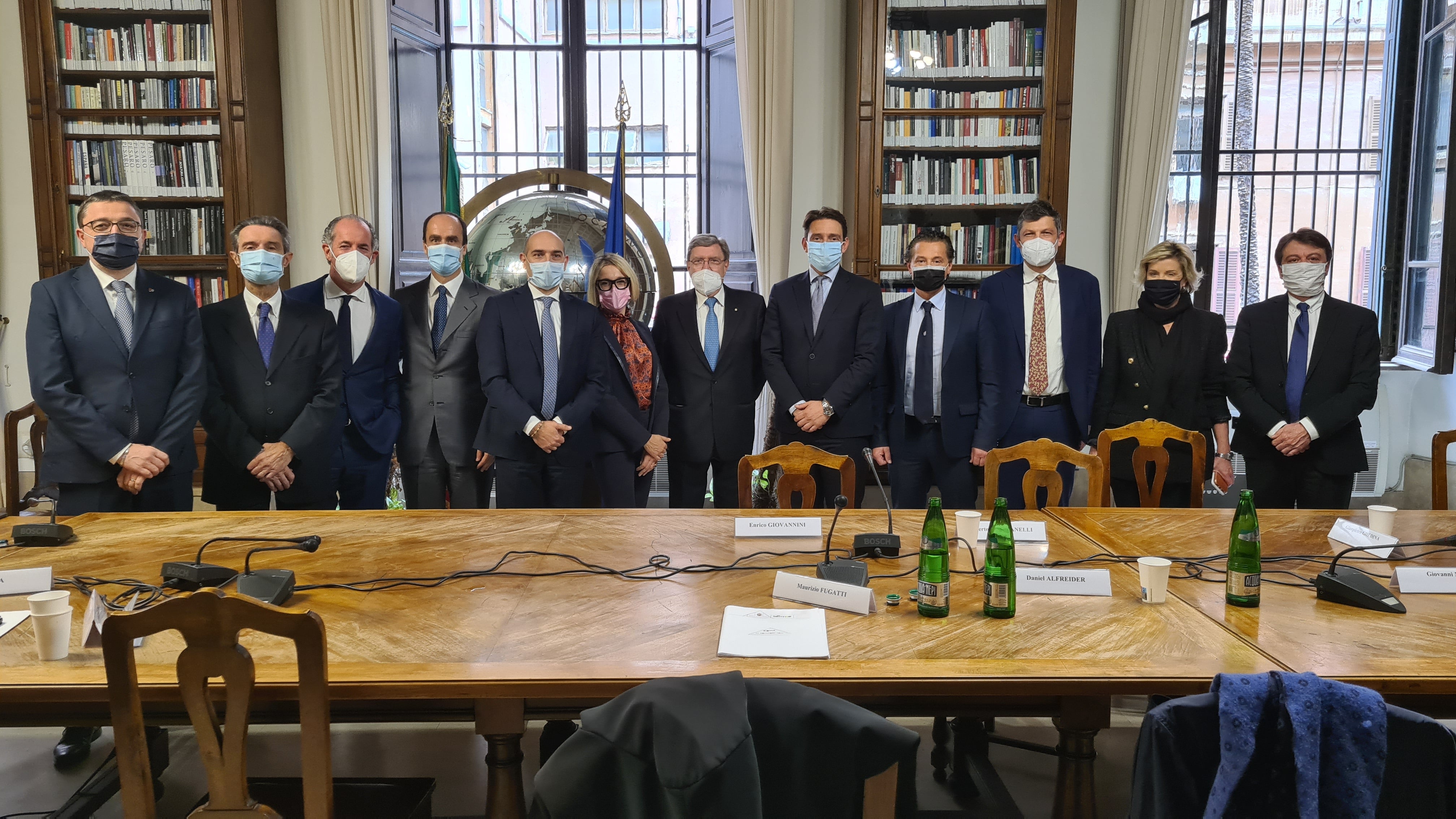 Die Gesellschaft Infrastrutture Milano Cortina 2020-2026 S.p.A. ist gegründet, im Bild die Mitglieder der Steuerungsgruppe nach Unterzeichnung des Gründungsvertrags (Foto: LPA/Davide Cordua)