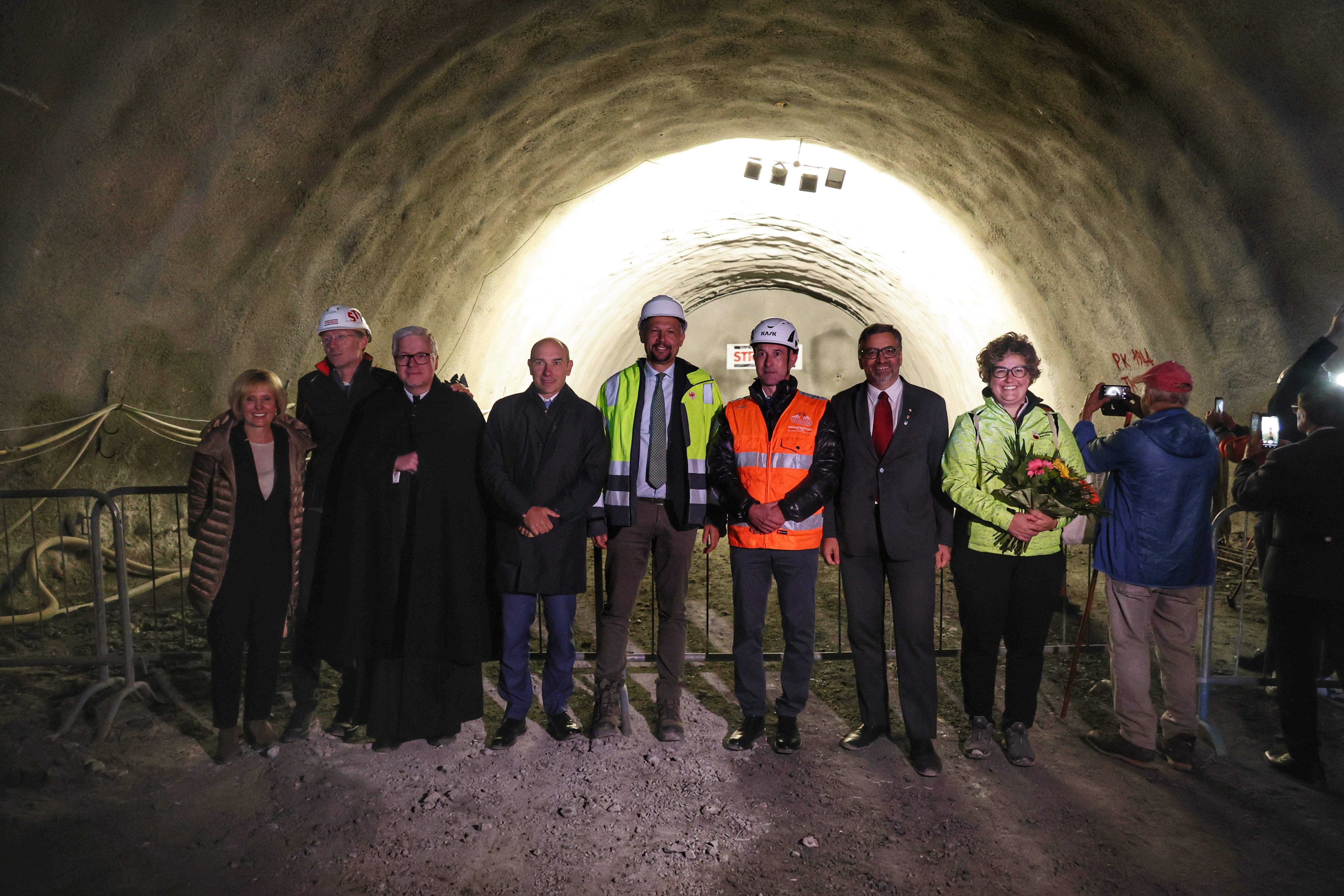 Festakt zum Tunneldurchstich bei Percha, auf dem Foto von links: Landtagsabgeordnete Waltraud Deeg, der technische Direktor des Unternehmens Strabag Andrea Marzi, Hochwürden Rüdiger Weinreich, Unterstaatssekretär Alessandro Morelli, Landesrat für Infrastrukturen und Mobilität Daniel Alfreider, SIMICO-Geschäftsführer Massimo Fabio Saldini, Präsident der Bezirksgemeinschaft Pustertal und Bürgermeister von Prettau Robert Alexander Steger und die Patin des Tunnels Katharina Niederwolfsgruber. (Foto: LPA/Ingo Dejaco)