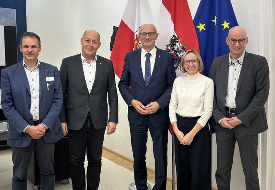 Incontro strategico ad Innsbruck sul mercato del lavoro con (da sinistra) i direttori Stefan Luther e Albrecht Matzneller, il presidente del Tirolo Anton Mattle, l'assessora Magdalena Amhof, e il direttore Günther Burger (Foto: USP)